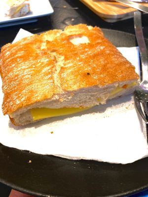 Bocadillos de queso vegano / Vegan cheese sandwich at La Tetera in Terrassa