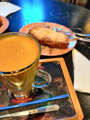 Cúrcuma chai latte y crumble de manzana vegano at La Tetera in Terrassa