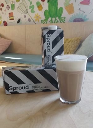 latte erwten melk at Klein Geluk Ontbijt in Heemskerk