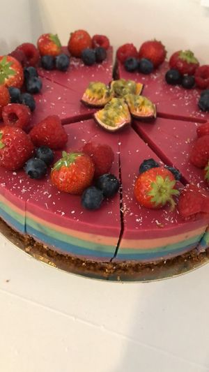 regenboog taart at Klein Geluk Ontbijt in Heemskerk