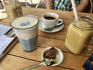 Blue majik latte, smoothies and coffee  at Klein Geluk Ontbijt in Heemskerk