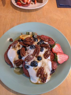 Blueberry pancakes at Klein Geluk Ontbijt in Heemskerk