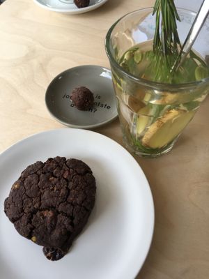 Ginger tea with a chocolate cookie at Klein Geluk Ontbijt in Heemskerk