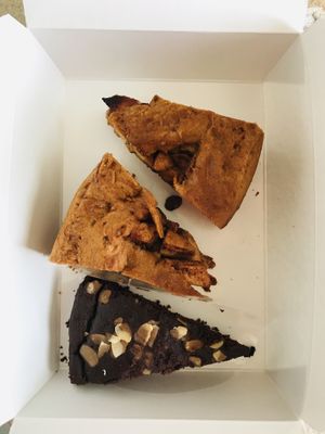 Heerlijke vegan taartjes!  at Klein Geluk Ontbijt in Heemskerk