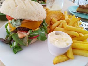 Burger with fries at Klein Geluk Ontbijt in Heemskerk
