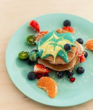 Fluffy pancake glutenvrij lactosevrij en dus vegan erg lekker! Het gele en groene is gemaakt met kokosyoghurt, kurkuma en  spirulina at Klein Geluk Ontbijt in Heemskerk