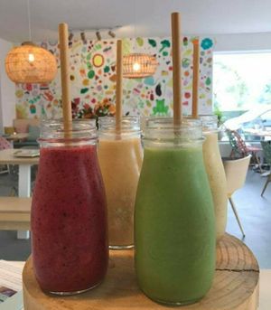 Diverse smoothies vers gemaakt tropisch, de groene monster, bessen boost en de smoothie van het seizoen at Klein Geluk Ontbijt in Heemskerk