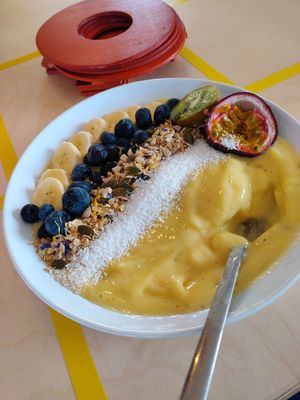 Heerlijke tropische bowl mijn favo 😍 at Klein Geluk Ontbijt in Heemskerk