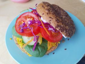 Rainbow bagel 🌈 at Klein Geluk Ontbijt in Heemskerk
