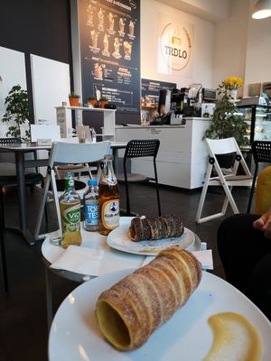 Rollo mit Apfelmus und zim/Zucker und hinten mit Mohn und innen Erdnuss at Trdlo Factory in Hamburg