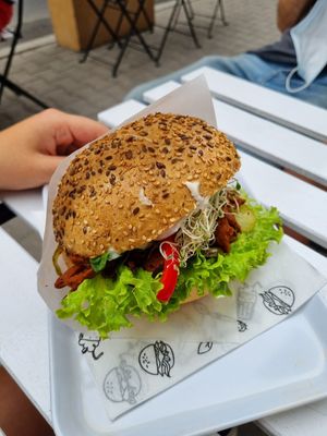 Burger z seitanem at Krowarzywa in Poznan