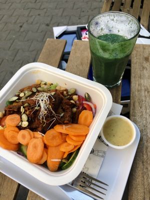 Seitan beef salad 🥗 (from “super fit” menu) and a “Green power” smoothie  at Krowarzywa in Poznan