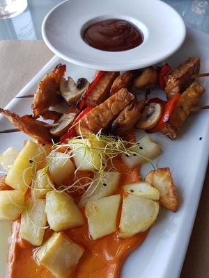 Brochetas de heura y tempeh at Mandrágora  in Getxo