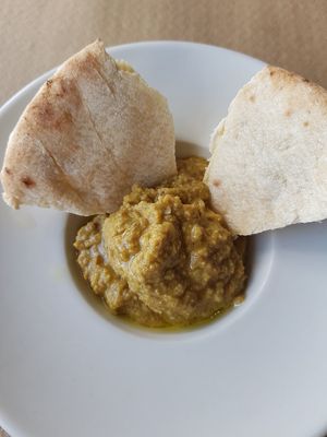 Entrante (hummus de lentejas) at Mandrágora  in Getxo