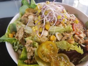 Ensalada de lima y menta. Con Tuna y frutos secos at Mandrágora  in Getxo