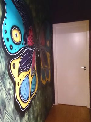 Pintura de borboleta na parede / Butterfly painting on the wall at Ve - Emporio e Restaurante Vegano Moinhos in Porto Alegre