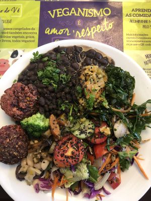 Sempre tem três tipos de feijão e pelo menos um tipo de hamburger 🤗 at Ve - Emporio e Restaurante Vegano Moinhos in Porto Alegre