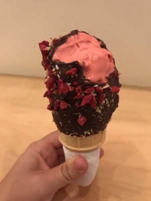 Look at that deliciousness! 🤤The interior viewof my ice cream  at Chocolats Favoris in Montreal