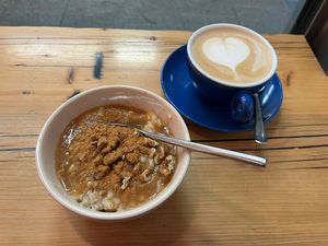 Kleiner Apfelkater und kleiner Cappuccino mit Hafermilch  at Haferkater - Hbf Dresden in Dresden