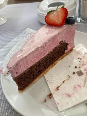 Vegan strawberry cake at Cafè Konditorei Confiserie Pöhl in Merano