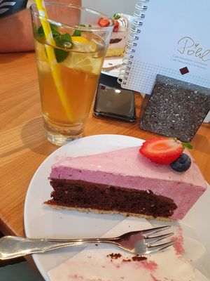 Torta ai frutti di bosco e tè freddo pompelmo e limone at Cafè Konditorei Confiserie Pöhl in Merano