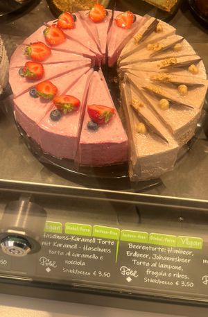 Clearly labeled vegan cakes  at Cafè Konditorei Confiserie Pöhl in Merano