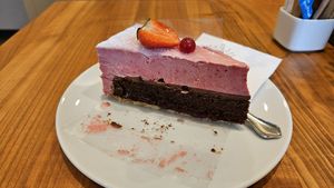 Vegane Beerentorte at Cafè Konditorei Confiserie Pöhl in Merano