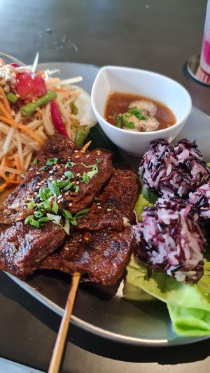 Mooping Soi 24

Grilled Soy 'Moo-Ping', Thai Papaya Salad, Riceberry Sticky Rice, Spicy 'Jaew' Sauce at Vistro in Bangkok