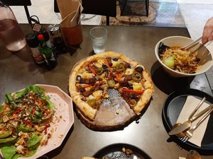 Mieng kham, bbq pizza and ramen at Vistro in Bangkok