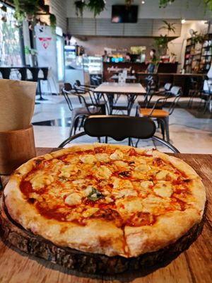 Some of the best vegan pizza I've ever eaten! 😋  #Veganuary at Vistro in Bangkok