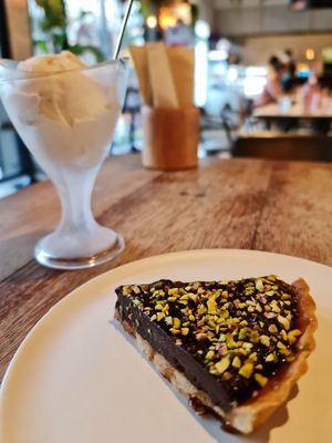 Yes this tart tastes as good as it looks! 😋  #Veganuary at Vistro in Bangkok