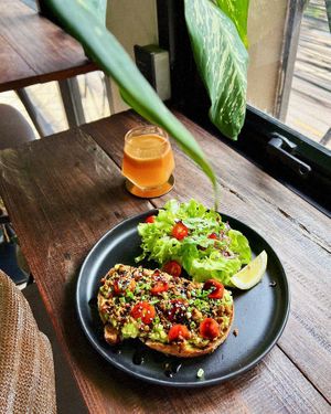 Tempeh avocado toast with cherry tomatoes and balsamic glaze 🥑  at Vistro in Bangkok