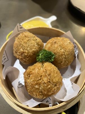 Mac n Cheeze balls  at Vistro in Bangkok