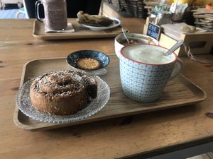 Cinnamon roll e matcha latte  at Terrae Organica in Vigo