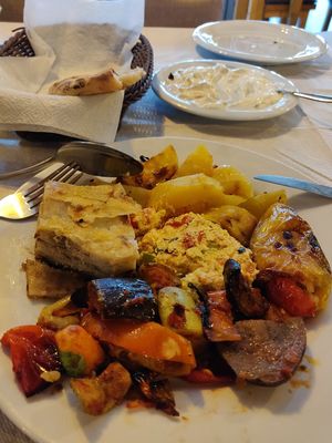 Mix furre vegjetarian + tatziki sauce at Te Fisi in Shkoder