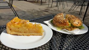 Vegan apple pie & vegan avocado bagel at Bagels & Beans in Jena