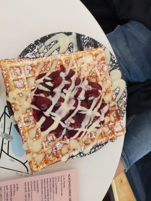 Waffeln mit heißen Kirschen und Vanillesoße at Bewaffel Dich in Halle