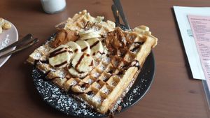 Waffel mit Erdnussbutter, Schokosauce, Bananen und Puderzucker at Bewaffel Dich in Halle