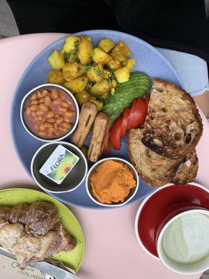 English Breakfast with a coconut matcha latte and the almond croissant 🥐   at Parlé Pantry in West London