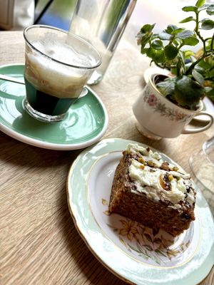 Carrot Cake & Soya-Macchiato ⭐️⭐️⭐️⭐️⭐️  at Parlé Pantry in West London