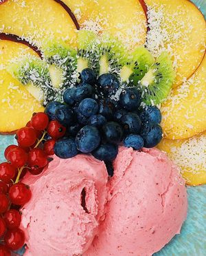 Eis-Bowl mit selbstgemachtem Beeren Eis 💗 at Plant-Based Kochschule in Hannover