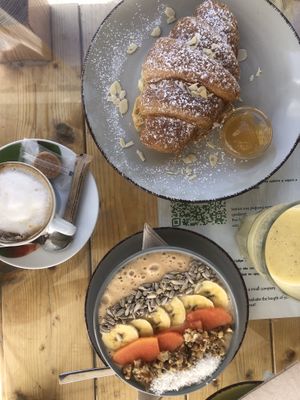 todo vegano 💘 at Natural Nada mas Green Bar in Lanzarote