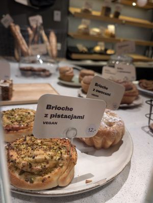 vegan options labelled at Piekarnia Aromat in Warsaw