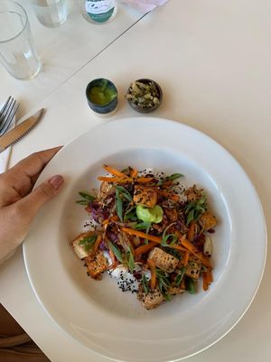 Arroz asiático tofu ,legumes ,gergelim acompnhado com molho de abacate e acelga #Veganuary at Espaço Cozinha Ecológica in Natal