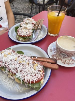 Tostada vegana y tostada de hummus (sustituyendo el queso).  at La Trastienda Cafe in Alcoi