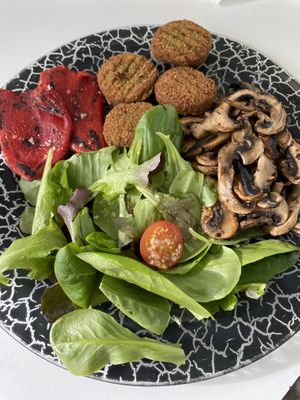 Falafel con ensalada, champiñones a la plancha y pimientos asados.   at Bar Canijo in Algodonales