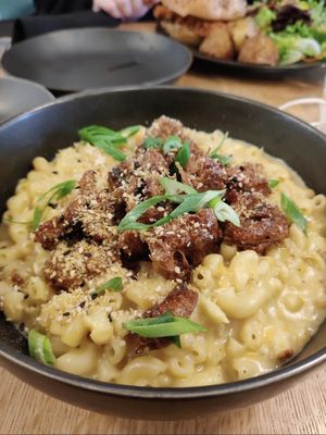 vegan mac and cheese  at Hello 123 in Montreal