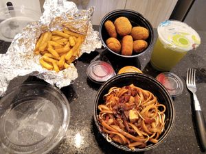 Tallarines, papas, falafel y limonada de hierbabuena, todo delicioso.  #Veganuary at Vegano Vacano in Bucaramanga