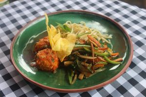 Stir fried vegetables, with provenzal pasta, arracacha chips and tofu meatballs!!! at Vegano Vacano in Bucaramanga