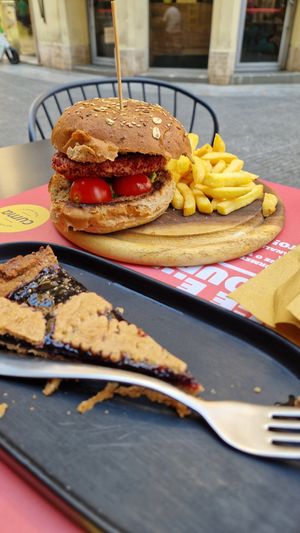 Vegan burger and vegan pie at Cuma in Palermo
